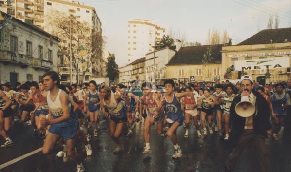 Atletas durante a prova ‘Sintra a Correr’ junto ao antigo edifício do Externato